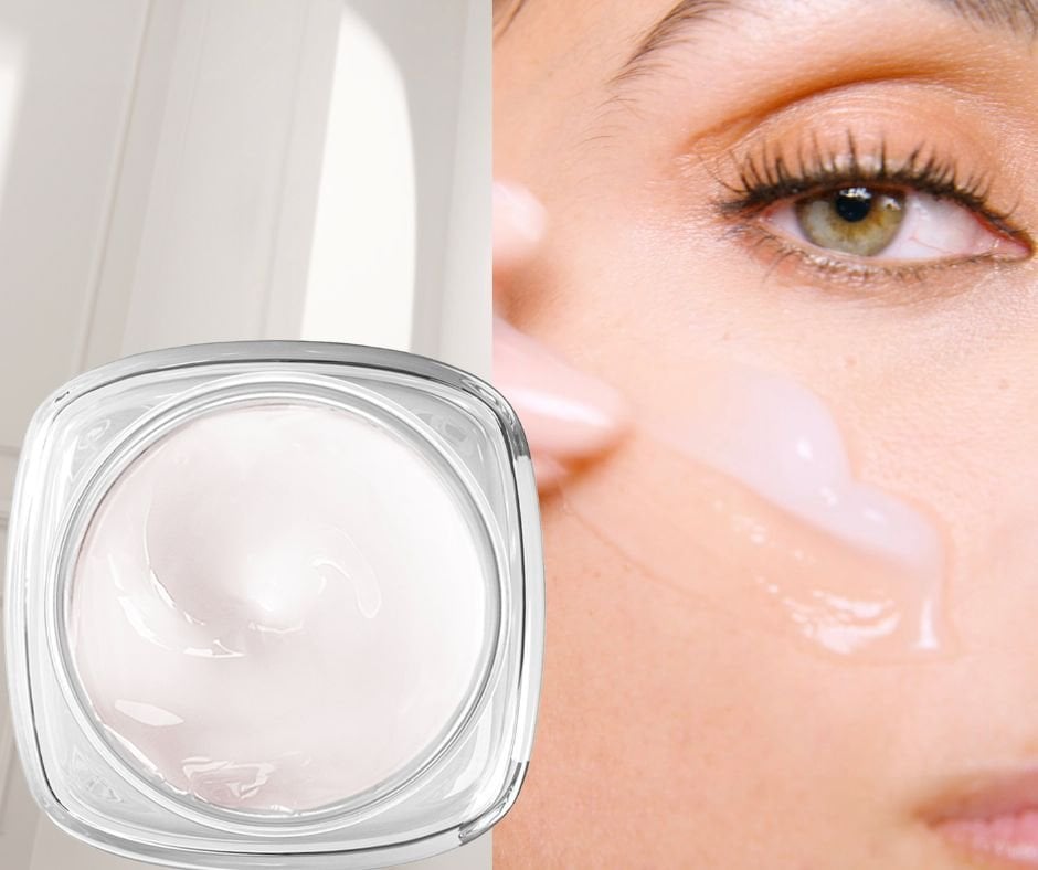 mujer aplicando crema en rostro